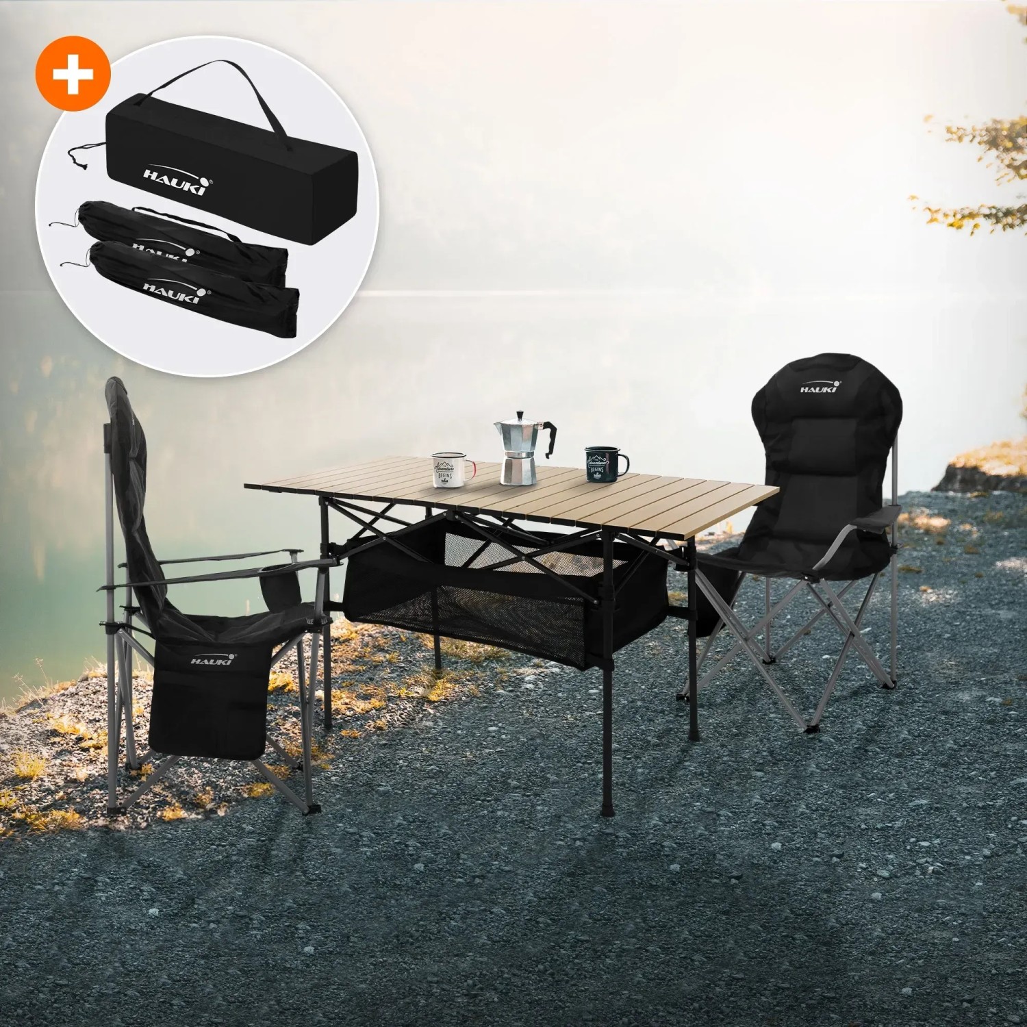 Hauki Campingmöbel Set, 3-teilig: Klapptisch beige mit 2 schwarzen Campingstühlen und Tragetaschen.