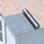 Silbergraue, selbstklebende Bitumen-Gartenhausbahn (2,5 m²) auf einem Gartenhausdach.