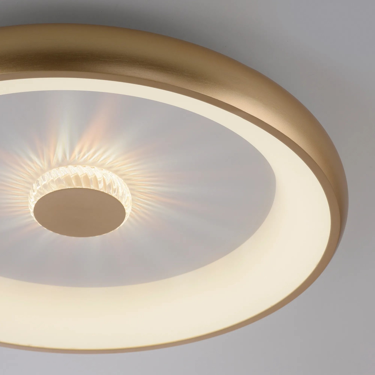 Moderne LED-Deckenleuchte Vertigo in Messing matt, Ø 61,5 cm mit Kristall-Effekt.