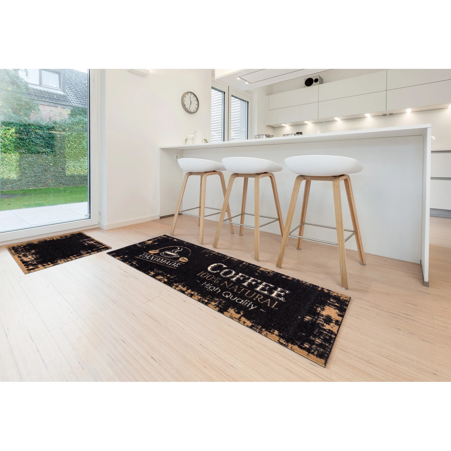 Astra Sauberlaufmatte Miabella Coffee Natural, 50x150 cm, mit Kaffeemotiv in moderner Küche.