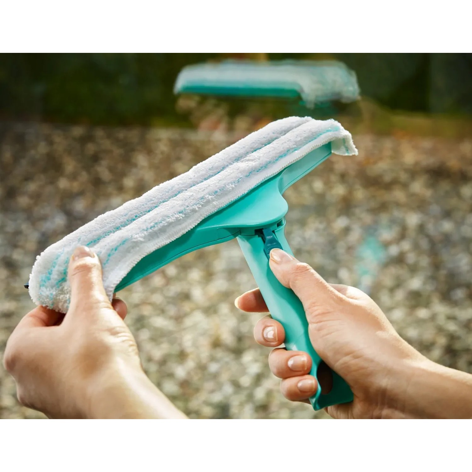 Leifheit Fensterwischer Window & Frame Cleaner L in Türkis mit Mikrofaserbezug und Abziehlippe.