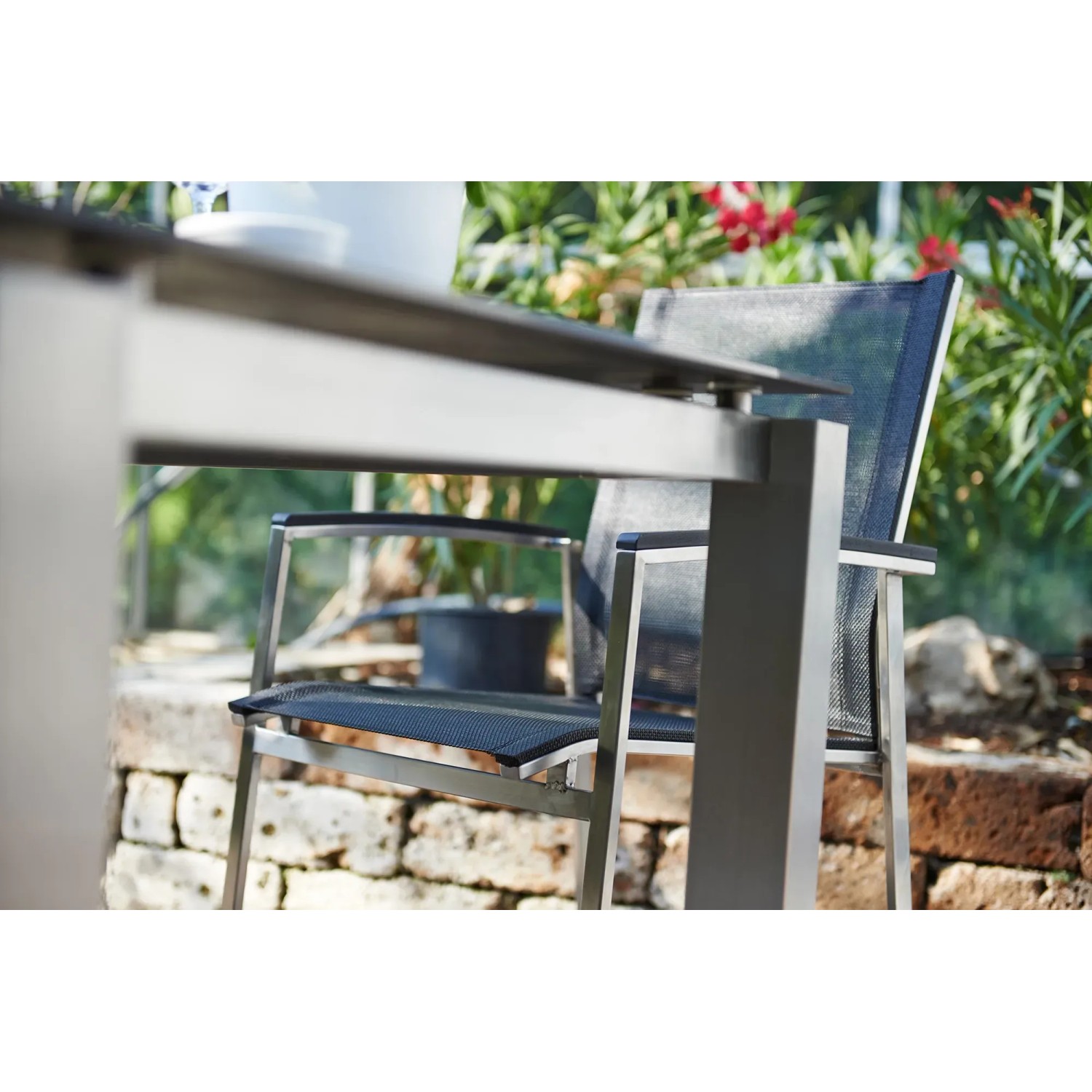 Acamp Gartenmöbel-Set Auris: Tisch (200x100 cm) und Stapelsessel mit Edelstahlgestell und Acatex-Bezug.