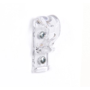 Transparente Kindersicherung für Rollos mit Zugkette, an einer weißen Wand montiert.