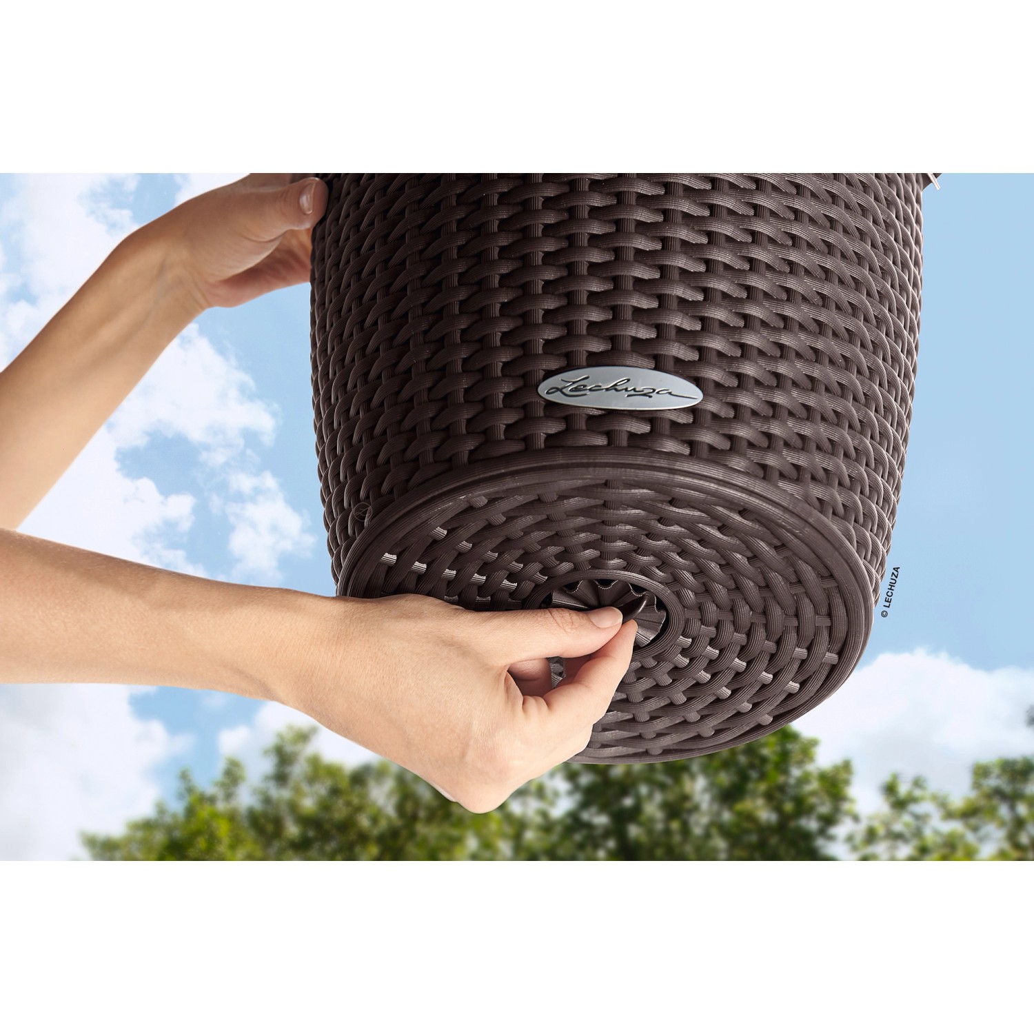 Lechuza Nido Cottage Pflanzgefäß, Ø 27cm, lichtgrau. Detailaufnahme der Öffnung für die Überlaufschraube.