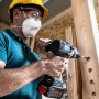 Handwerker bohrt Loch mit Bosch Flachfräsbohrer. Expert Self Cut Speed Fräsbohrer im Einsatz.