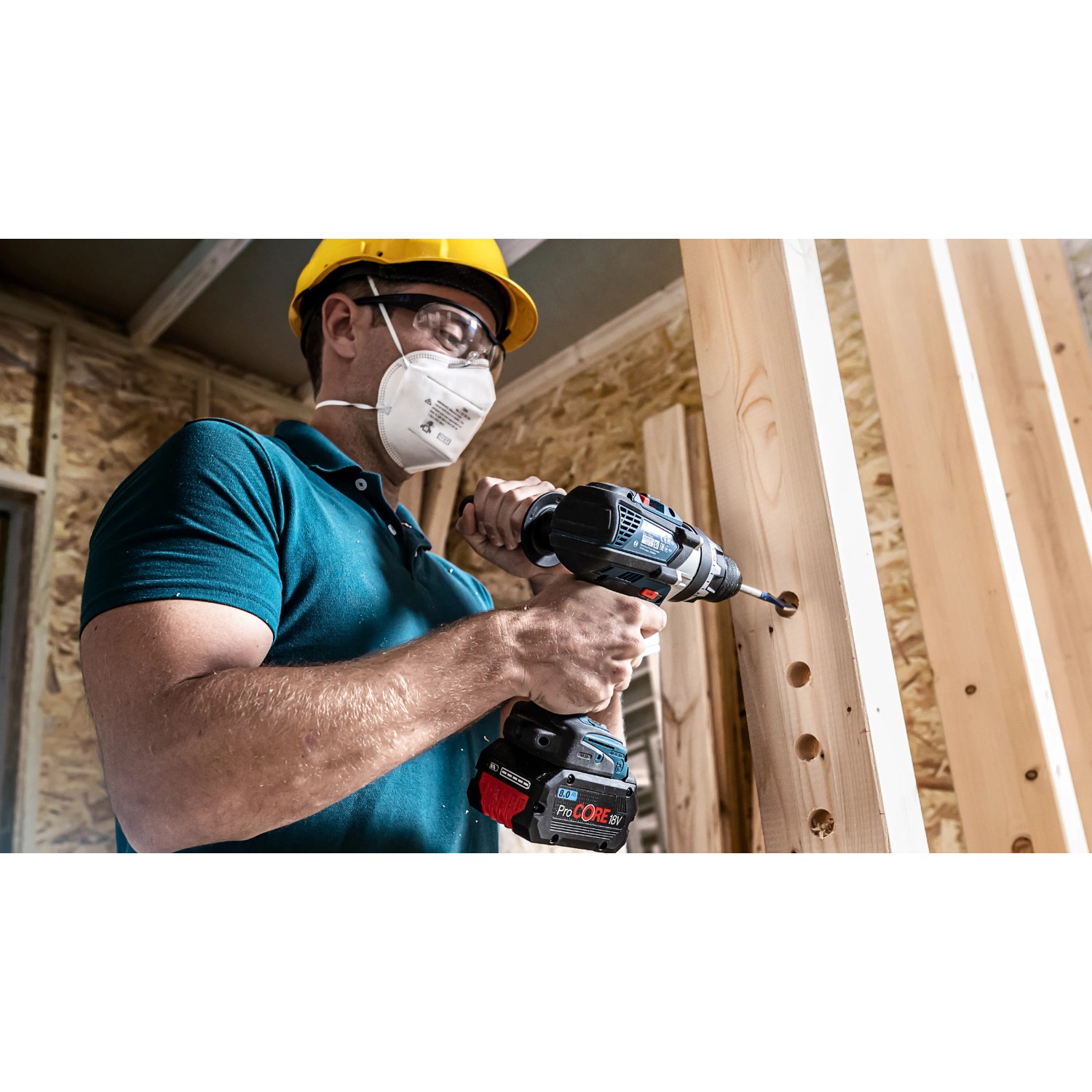 Handwerker bohrt Loch mit Bosch Flachfräsbohrer. Expert Self Cut Speed Fräsbohrer im Einsatz.