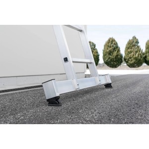 Detailaufnahme: PROREGAL Sprossen-Schiebeleiter mit Traverse und nivello® Füßen für sicheren Stand.