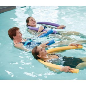 Personen entspannen mit bunten Comfy Schwimmnudeln im Wasser.