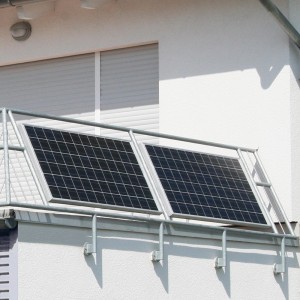 Absaar Balkonkraftwerk mit zwei 410 W Solarpanels am Balkongeländer.