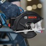 Bosch Professional GKM 18 V-50 Akku-Kreissäge beim Sägen eines Metallrohrs.