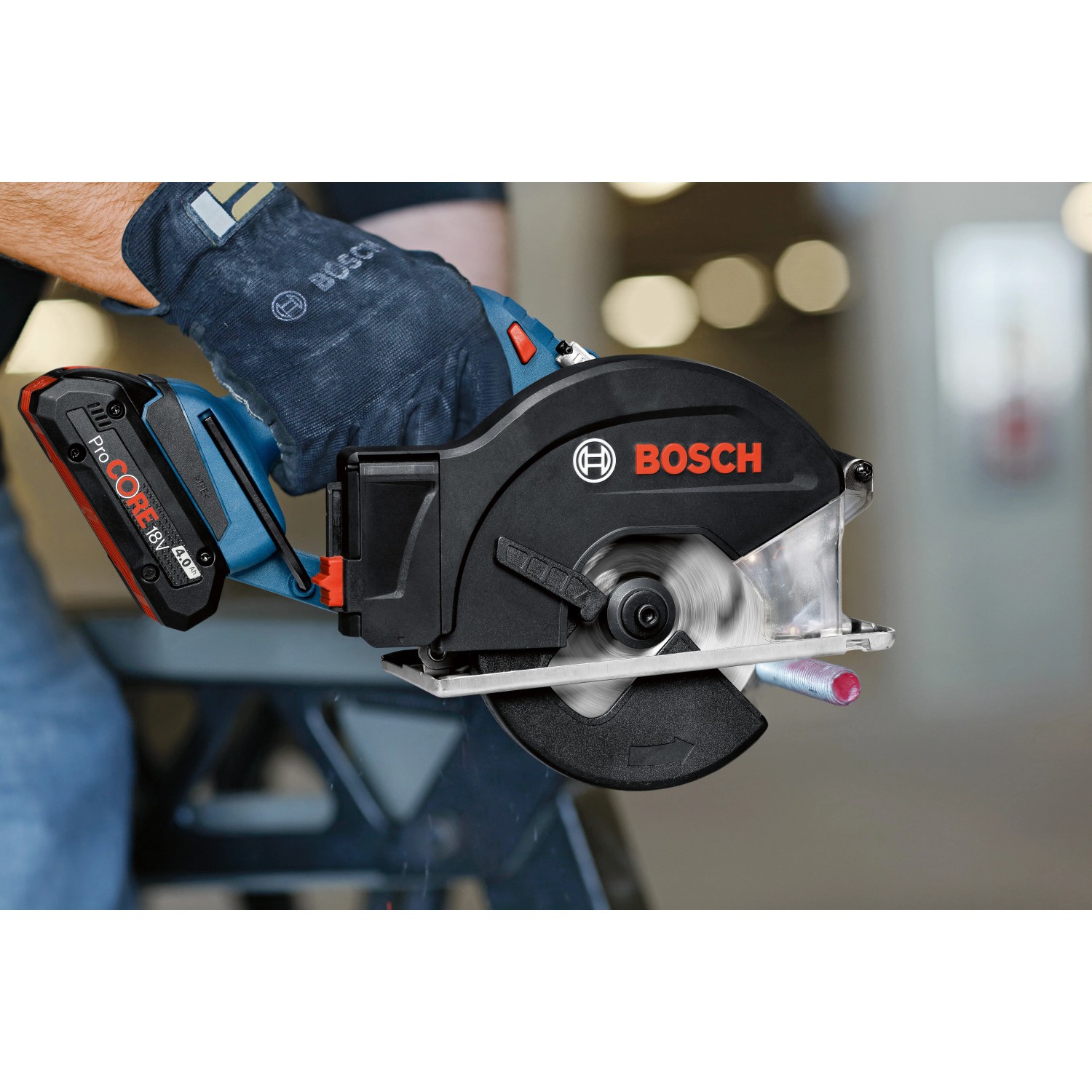 Bosch Professional GKM 18 V-50 Akku-Kreissäge beim Sägen eines Metallrohrs.