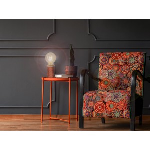 Orange-weiße Näve Tischleuchte Max, 12 cm, auf Beistelltisch. Design-Tischlampe mit Textil.