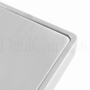 Detailaufnahme: Eckige, verchromte Regenbrause (20cm) des PaulGurkes Unterputz Duschsystems.