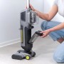 Ryobi Multiflächenreiniger: Frau entleert Schmutzwassertank des Akku-Handstaubsaugers.