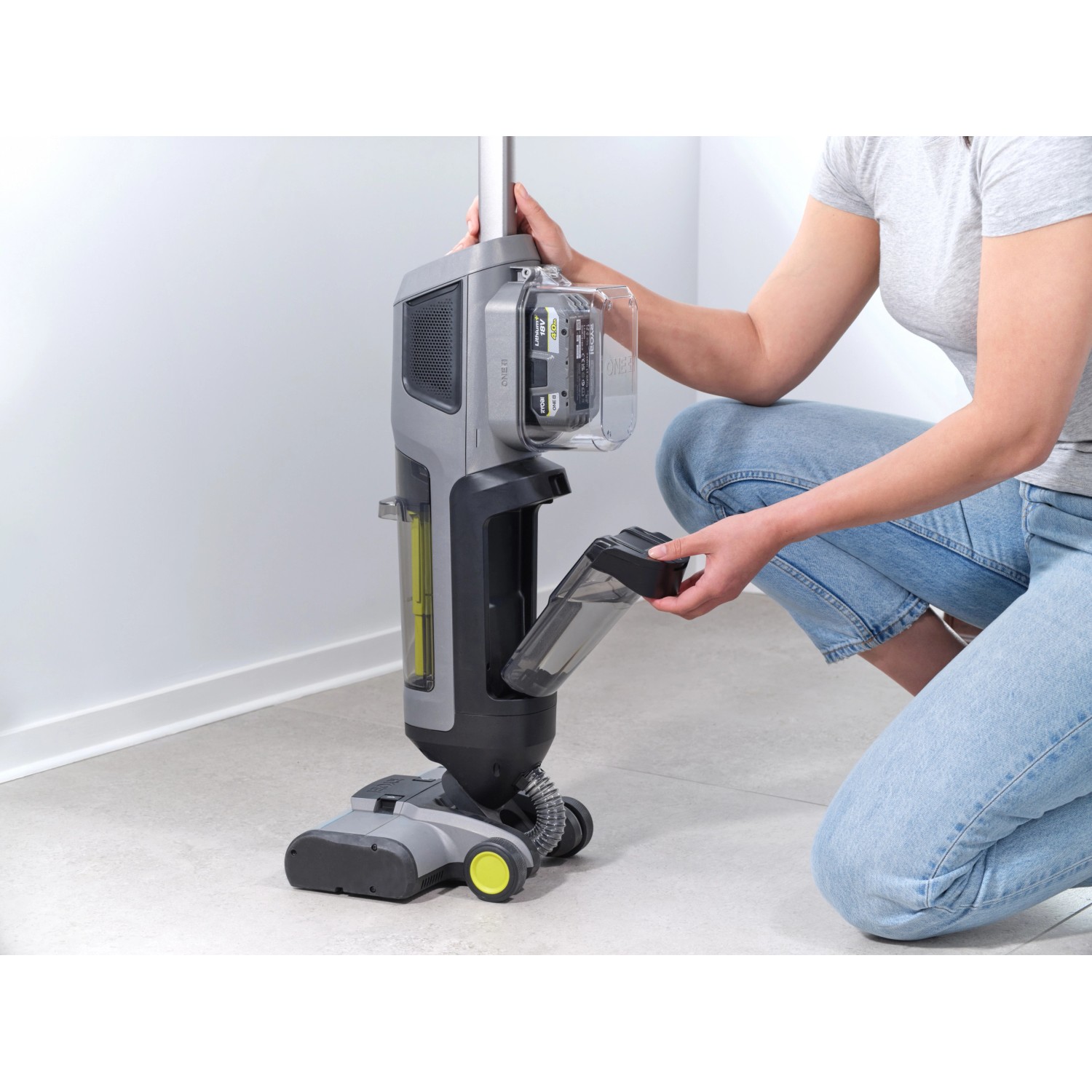 Ryobi Multiflächenreiniger: Frau entleert Schmutzwassertank des Akku-Handstaubsaugers.