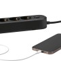 Schwarze 4-fach Steckdosenleiste mit USB-Anschlüssen und Ein/Aus-Schalter, Handyladung.