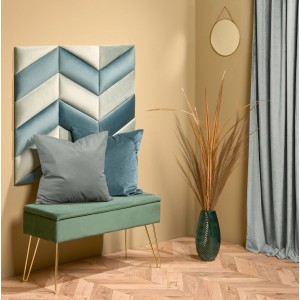 Dekoratives Arrangement mit mintfarbenem Vorhang, Wandpaneel und passenden Kissen.