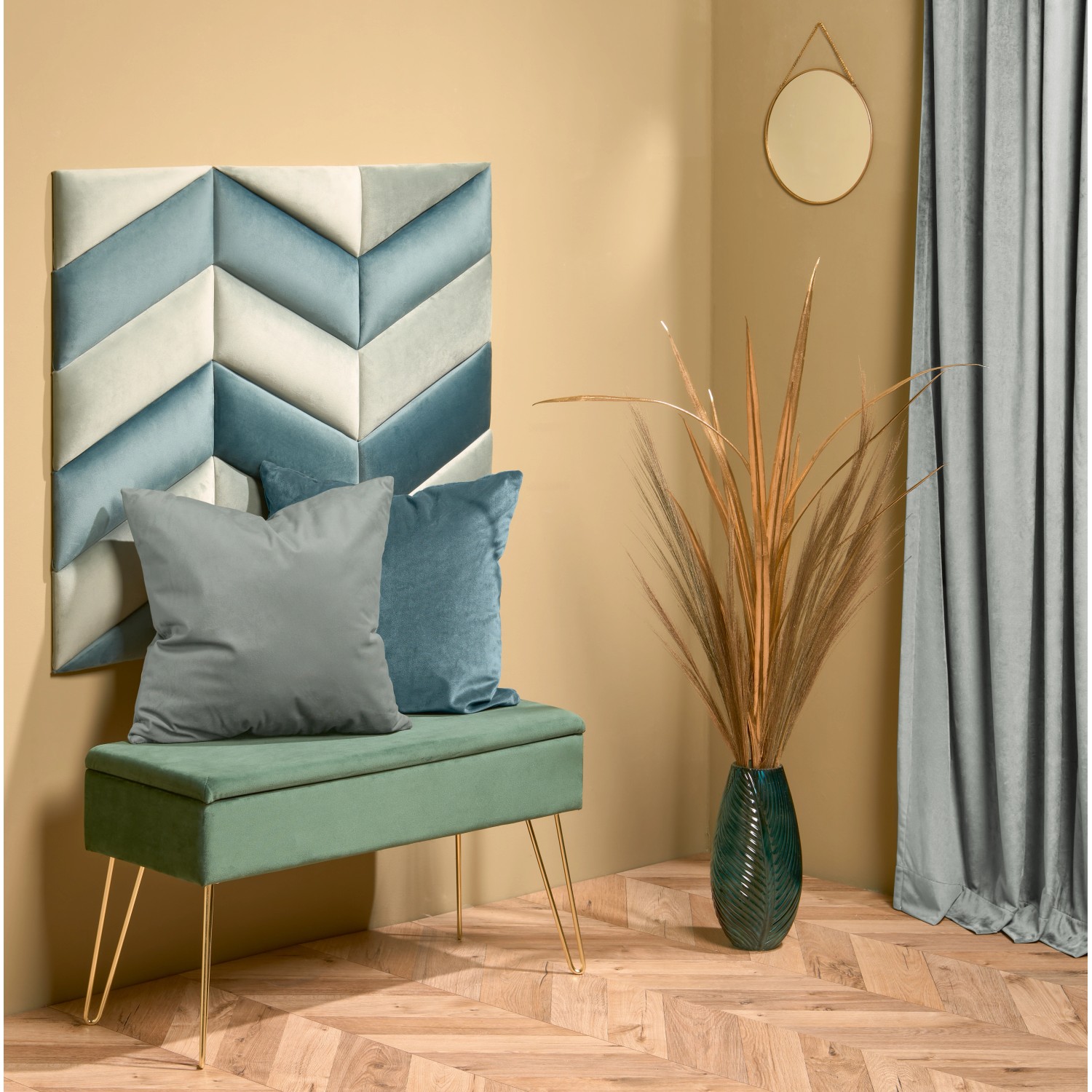 Dekoratives Arrangement mit mintfarbenem Vorhang, Wandpaneel und passenden Kissen.