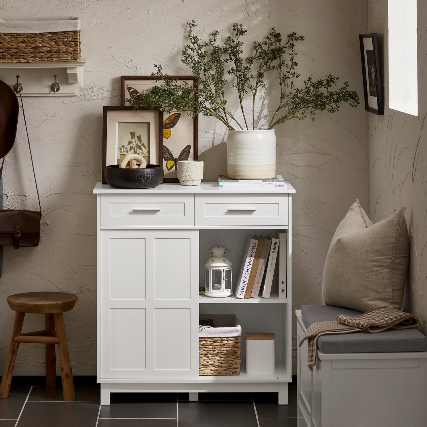 Weißes SoBuy Sideboard FSB84-W mit Schubladen und Schiebetüren als Schuhschrank oder Küchenschrank.