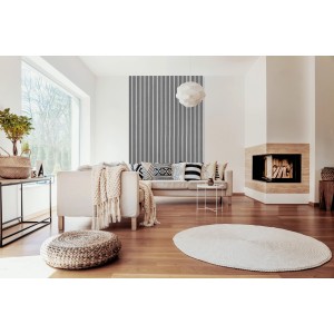 Wohnraum mit Jangal Wandpaneel Solid Silver Oak als Akustikpaneel mit Streifenmuster.