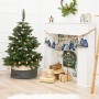 DIY Adventskalender mit 24 blauen, beigen, grauen Säckchen an Kordel über Kamin. Weihnachtsdekoration zum Selbst Befüllen.