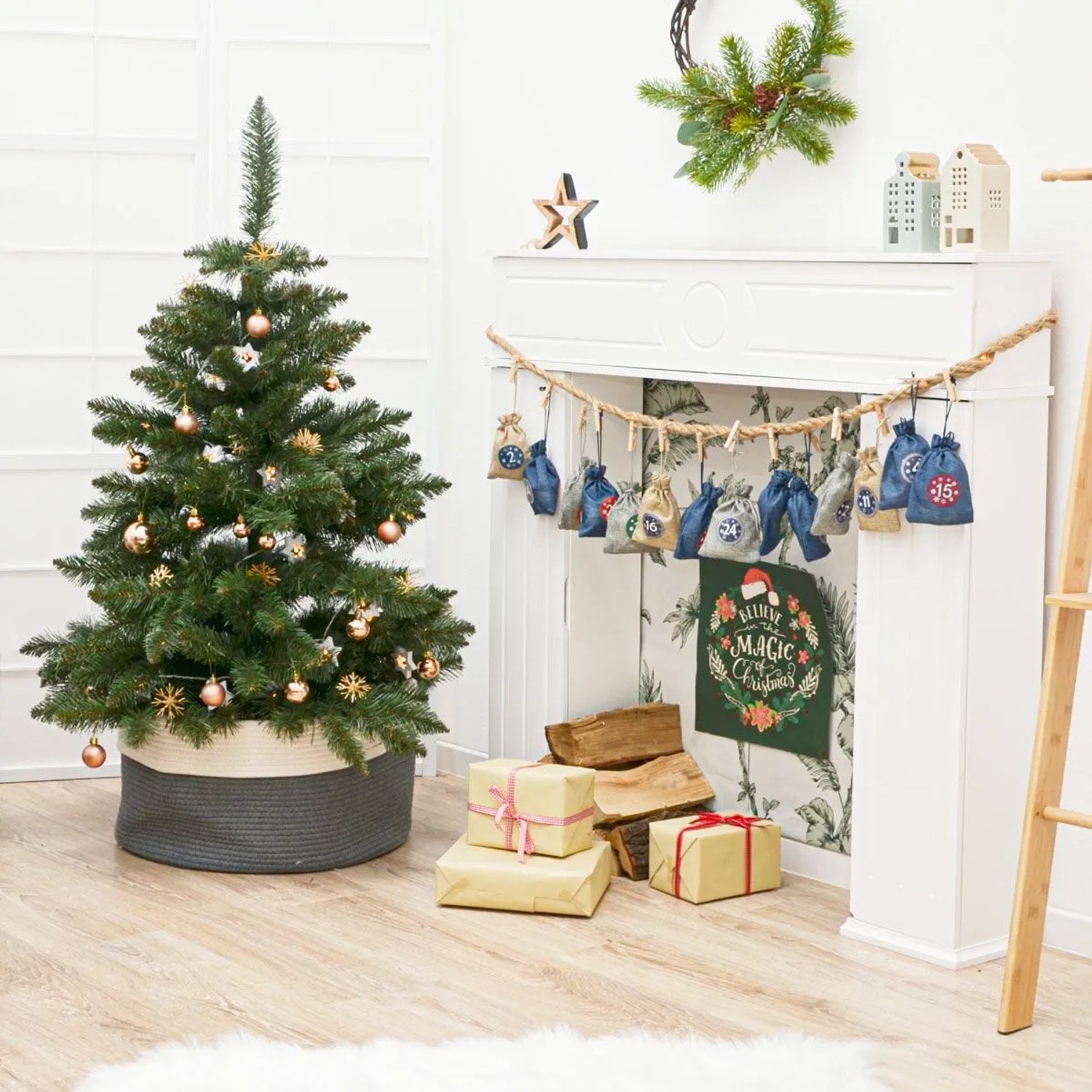 DIY Adventskalender mit 24 blauen, beigen, grauen Säckchen an Kordel über Kamin. Weihnachtsdekoration zum Selbst Befüllen.