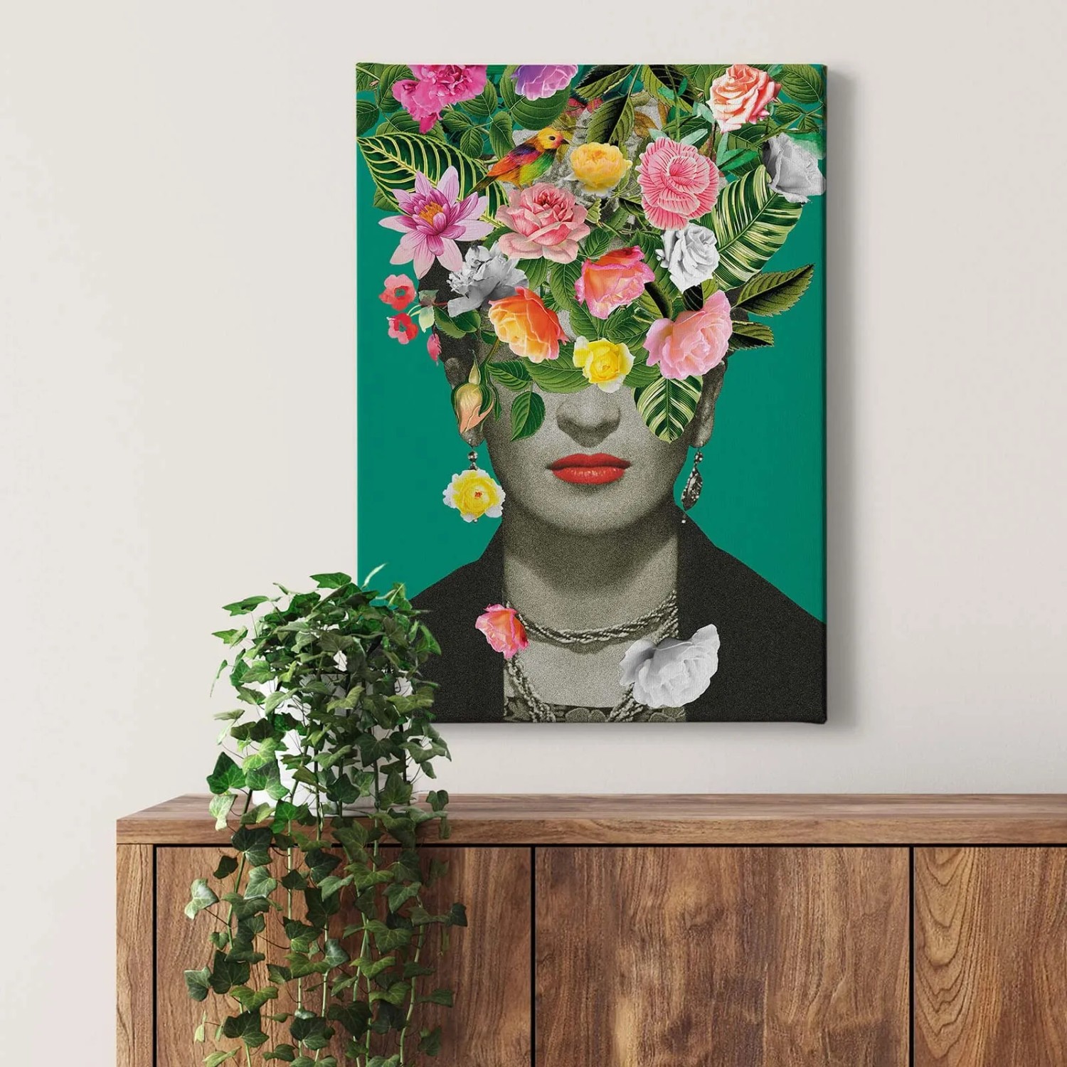 Buntes Leinwandbild „Frida“ mit Blumenkopf als moderne Wanddekoration für Wohnzimmer.