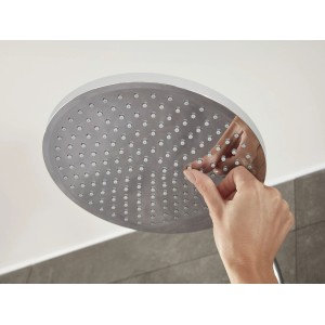 Hansgrohe Crometta Duschkopf mit Antikalk-Funktion QuickClean und Hand, die Noppen reinigt.