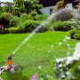 Gardena Comfort Turbinenregner mit Schlitten bewässert Rasenfläche im Garten.