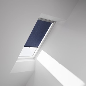 Velux Sichtschutzrollo, blau, am Dachfenster mit Tageslichteinfall.