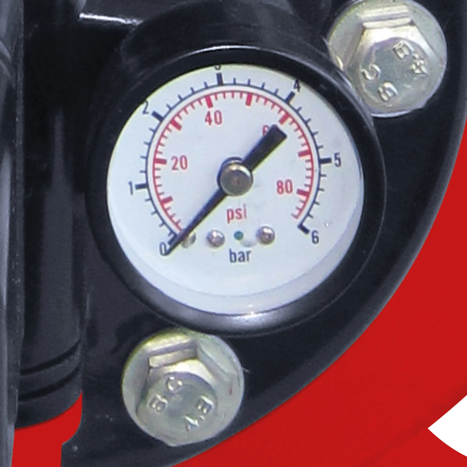 Detailaufnahme: Manometer des Einhell Hauswasserwerk GC-WW 6538 zur Druckanzeige.