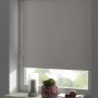Graues Gardinia Rollo EasyFix Thermo, energiesparend, 90x210 cm, am Fenster montiert.