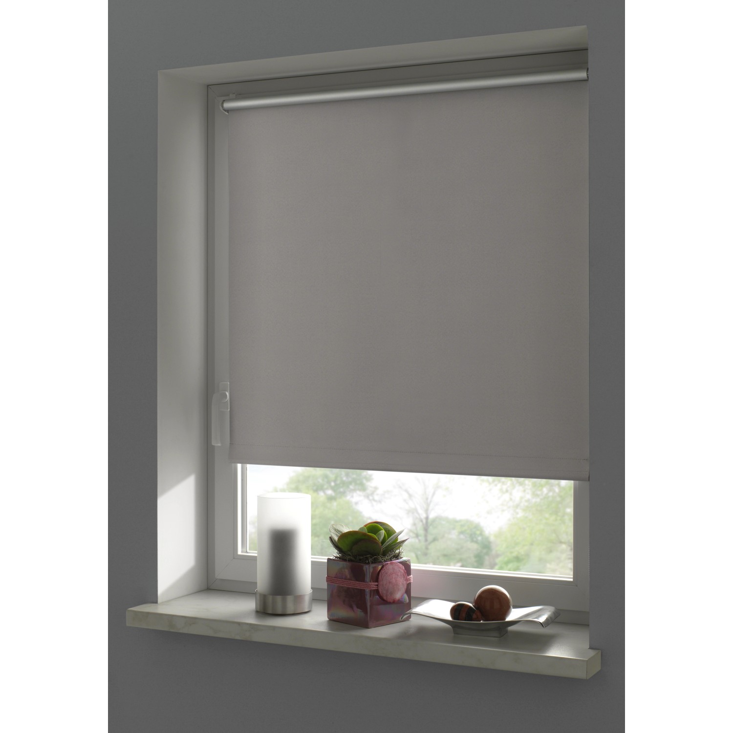 Graues Gardinia Rollo EasyFix Thermo, energiesparend, 90x210 cm, am Fenster montiert.