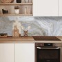 MySpotti Küchenrückwand Profix Cucina Stig, 100x60 cm, Stein Marmor-Hell in moderner Küche.