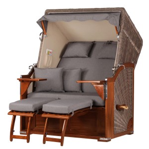 Komplettset: Mahagoni Strandkorb Schaalsee mit grauem PE-Geflecht, Fußstützen und Bistrotischen.