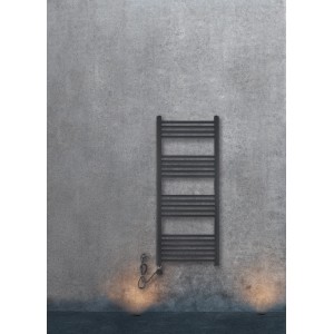 Schwarzer, elektrischer Badheizkörper Wuppertal 2.0, 120x50 cm, an grauer Wand.