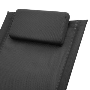 Detailaufnahme: Schwarze Kinder-Sonnenliege aus Stahl mit Kopfkissen. Ideal für entspannte Stunden im Garten.