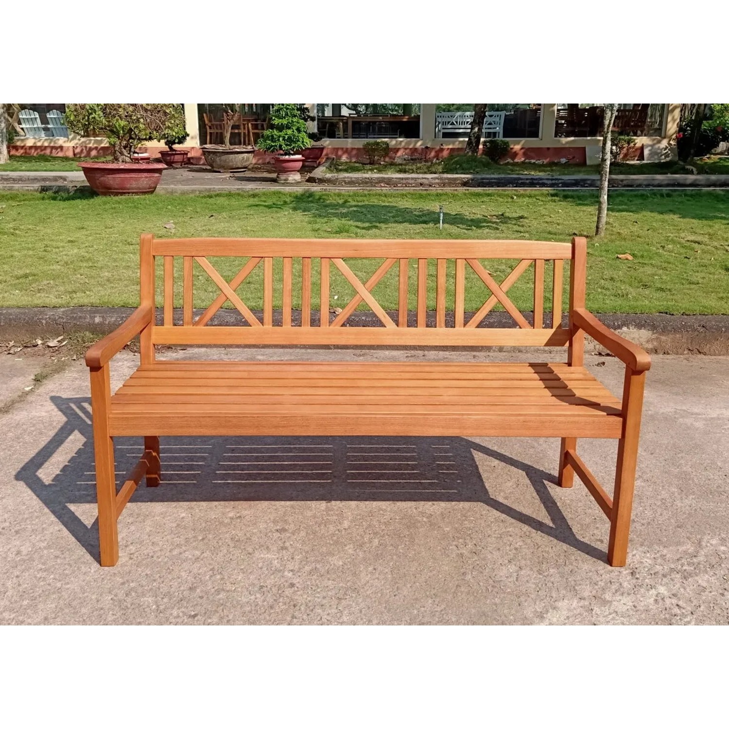 Sedex Aalborg Gartenbank, 3-Sitzer aus Eukalyptusholz, Naturholz-Optik.