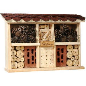 Dobar Luxus Insektenhotel Landhaus aus Holz mit Zapfen, Steinen und rotem Dach.