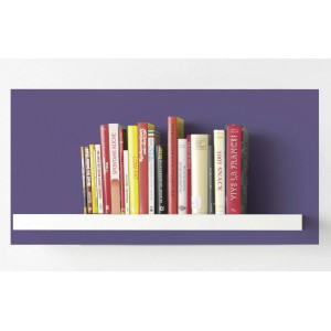 Wand in Sweet Violet von Alpina Color mit Bücherregal und Kochbüchern.