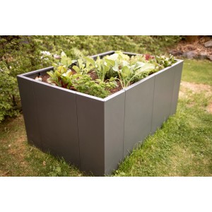 Anthrazitfarbenes Eleo Hochbeet Monterosso aus Metall, bepflanzt mit Gemüse im Garten.