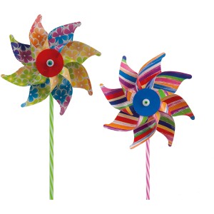 Bunte Windmühlen mit Blumen- und Streifenmuster für Garten und Balkon.