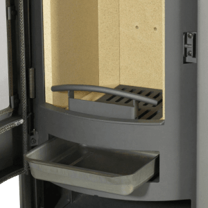 Detailaufnahme Kaminofen Thermia Olympus V3, gussgrau mit Naturstein, offene Tür, Brennraum mit Aschekasten.