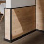Egger Decowall Winkelleiste WL537 in Schwarz für Wandpaneele, zur Verkleidung von 90° Ecken.