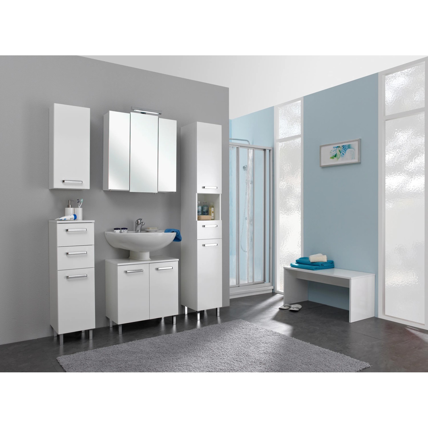 Badezimmer-Set mit Pelipal Hängeschrank Quickset 312, weiß glänzend, 30 cm, und weiteren Badmöbeln.