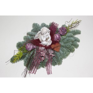 Grabgesteck mit Engel, ca. 35 cm, Brombeere. Dekoratives Gesteck aus Nobilistanne und Konifere mit Engel-Figur.