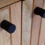 Detailaufnahme: MCW Highboard L95 aus Mangoholz mit schwarzen Griffen.