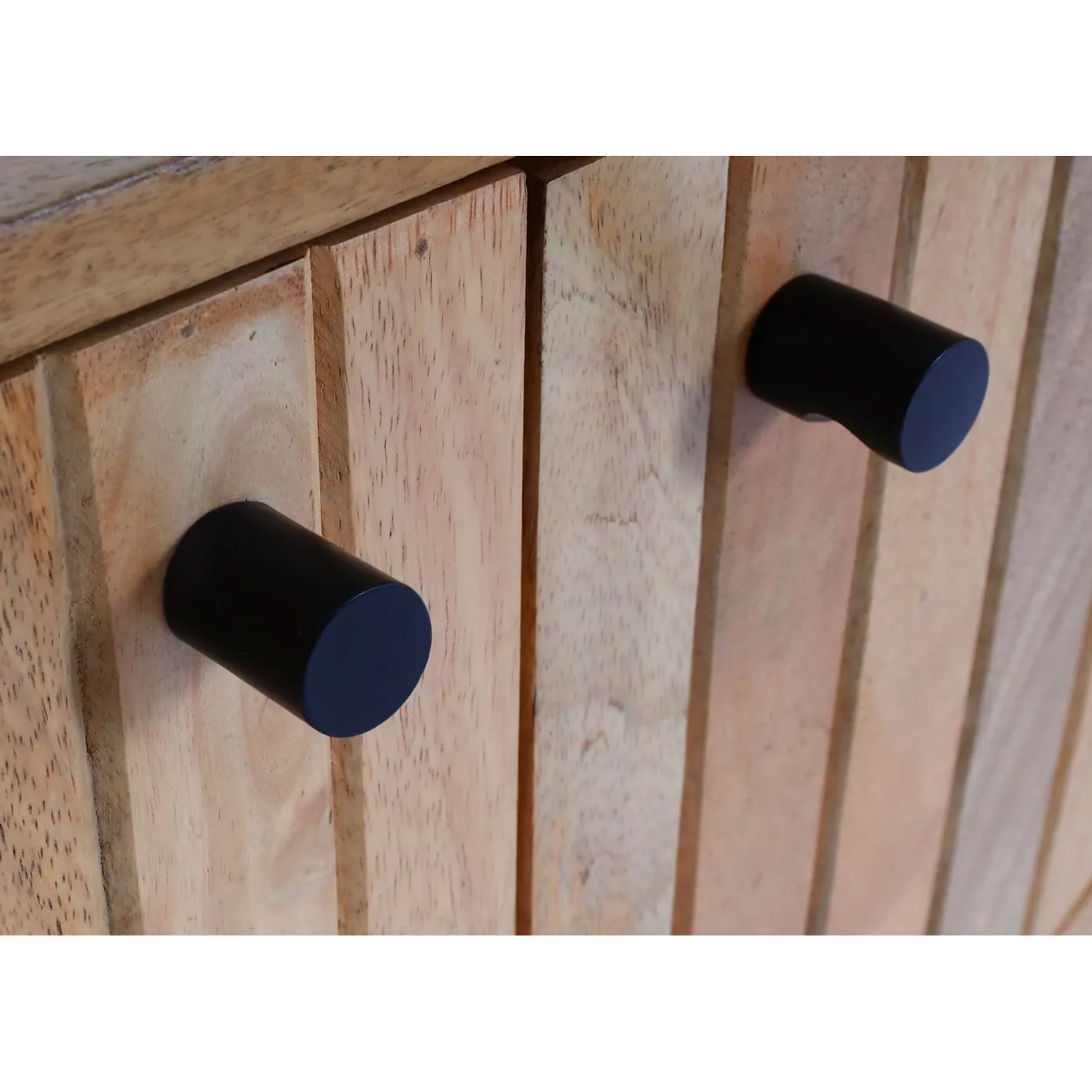 Detailaufnahme: MCW Highboard L95 aus Mangoholz mit schwarzen Griffen.