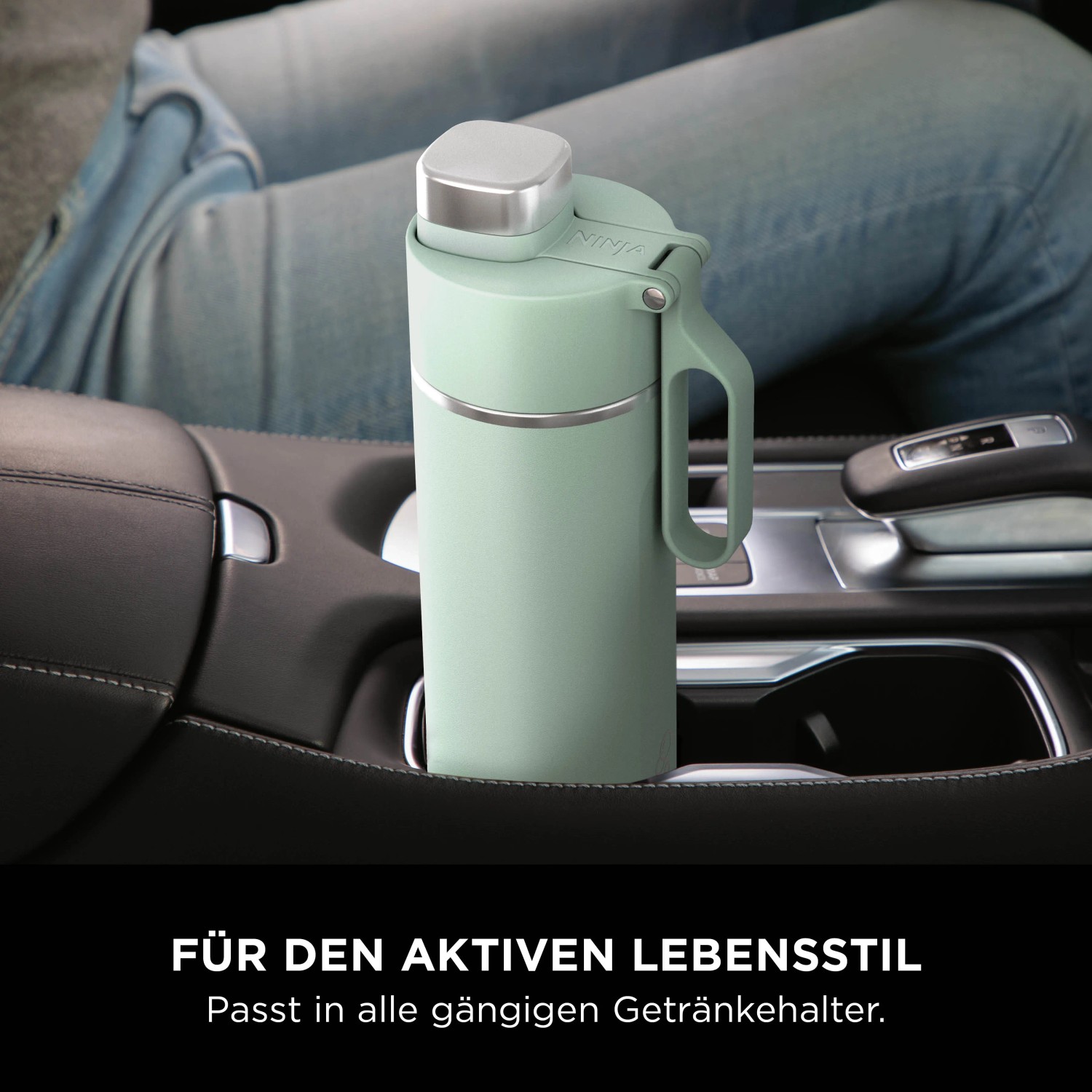 Mintfarbene Ninja Thirsti Trinkflasche (530ml) im Getränkehalter eines Autos.