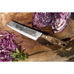 Petromax Kochmesser 17 cm aus Solingen mit Walnussgriff und Rotkohl auf Holzbrett.